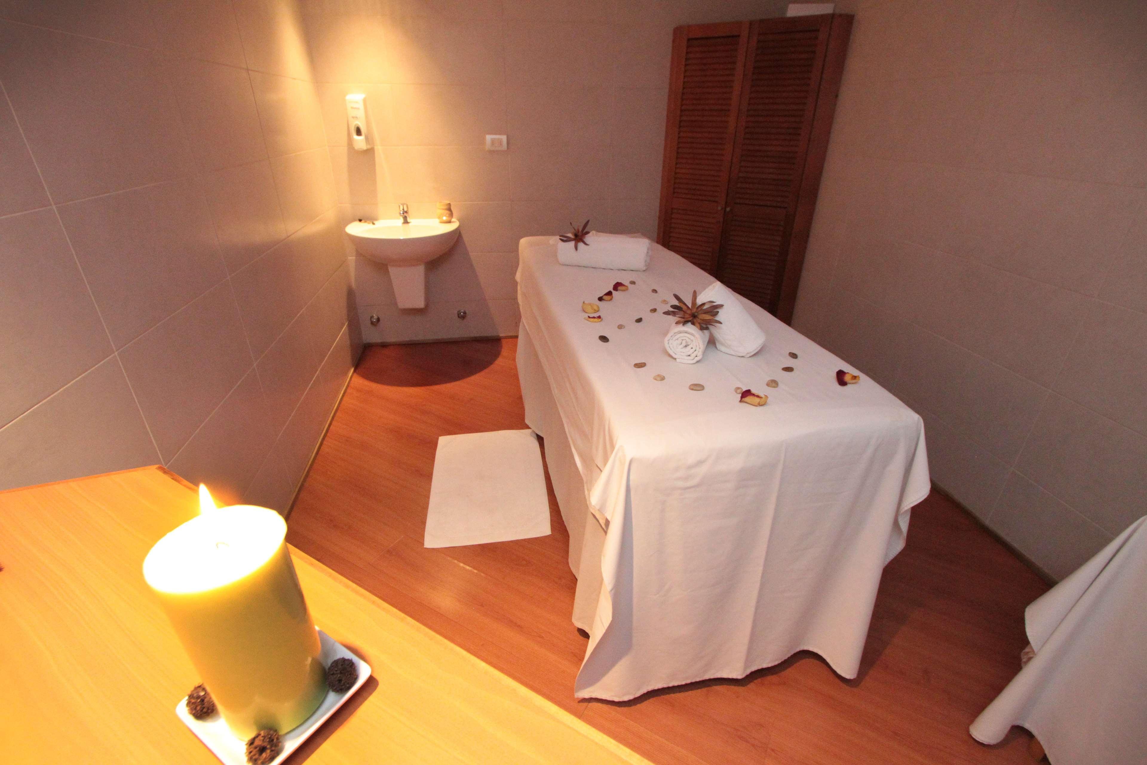 Radisson Hotel Puerto Varas Eksteriør billede A massage table
