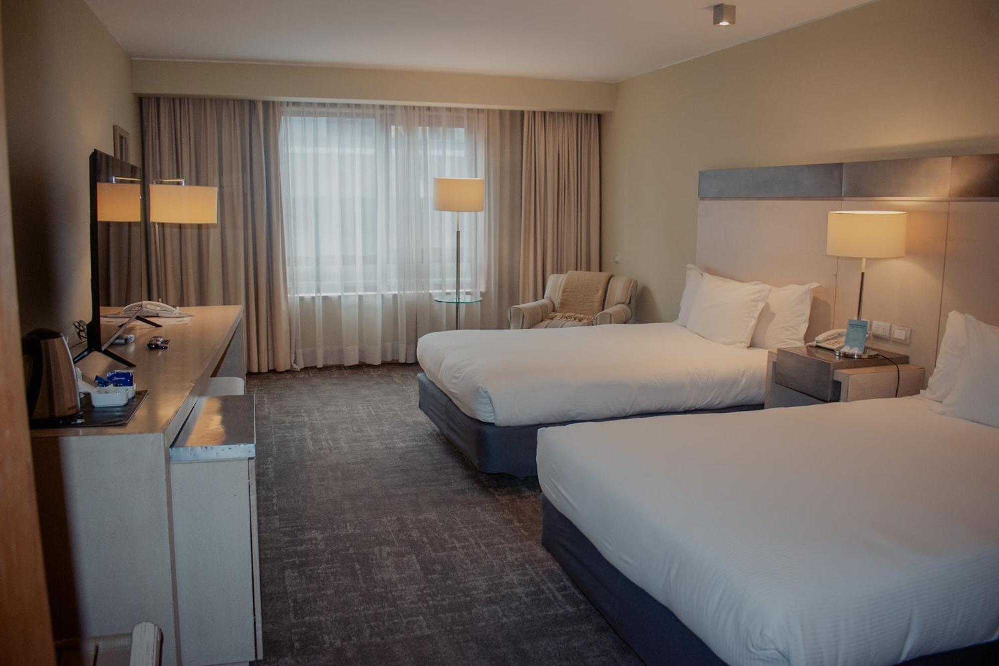Radisson Hotel Puerto Varas Eksteriør billede A room at the Hilton London Heathrow