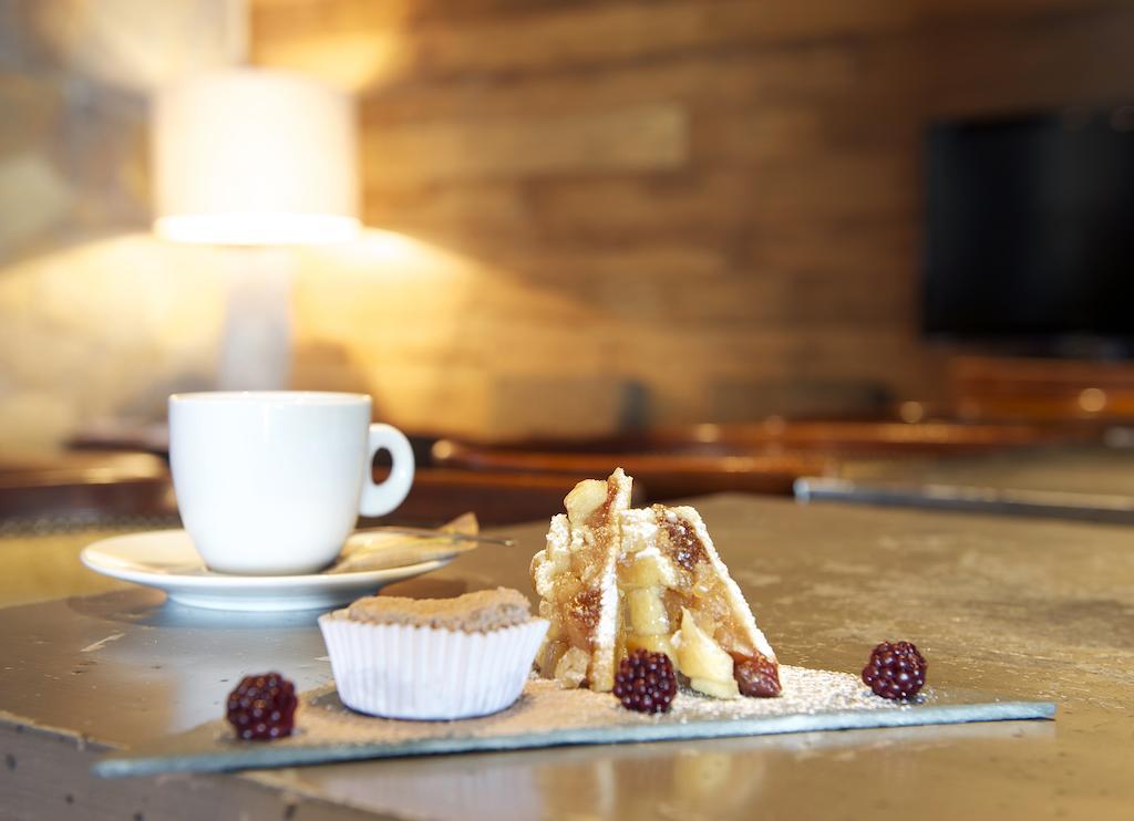 Radisson Hotel Puerto Varas Eksteriør billede A coffee and a cake