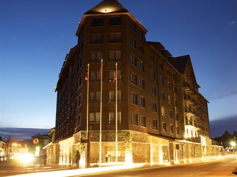 Radisson Hotel Puerto Varas Eksteriør billede The Hotel de l'Europe at night