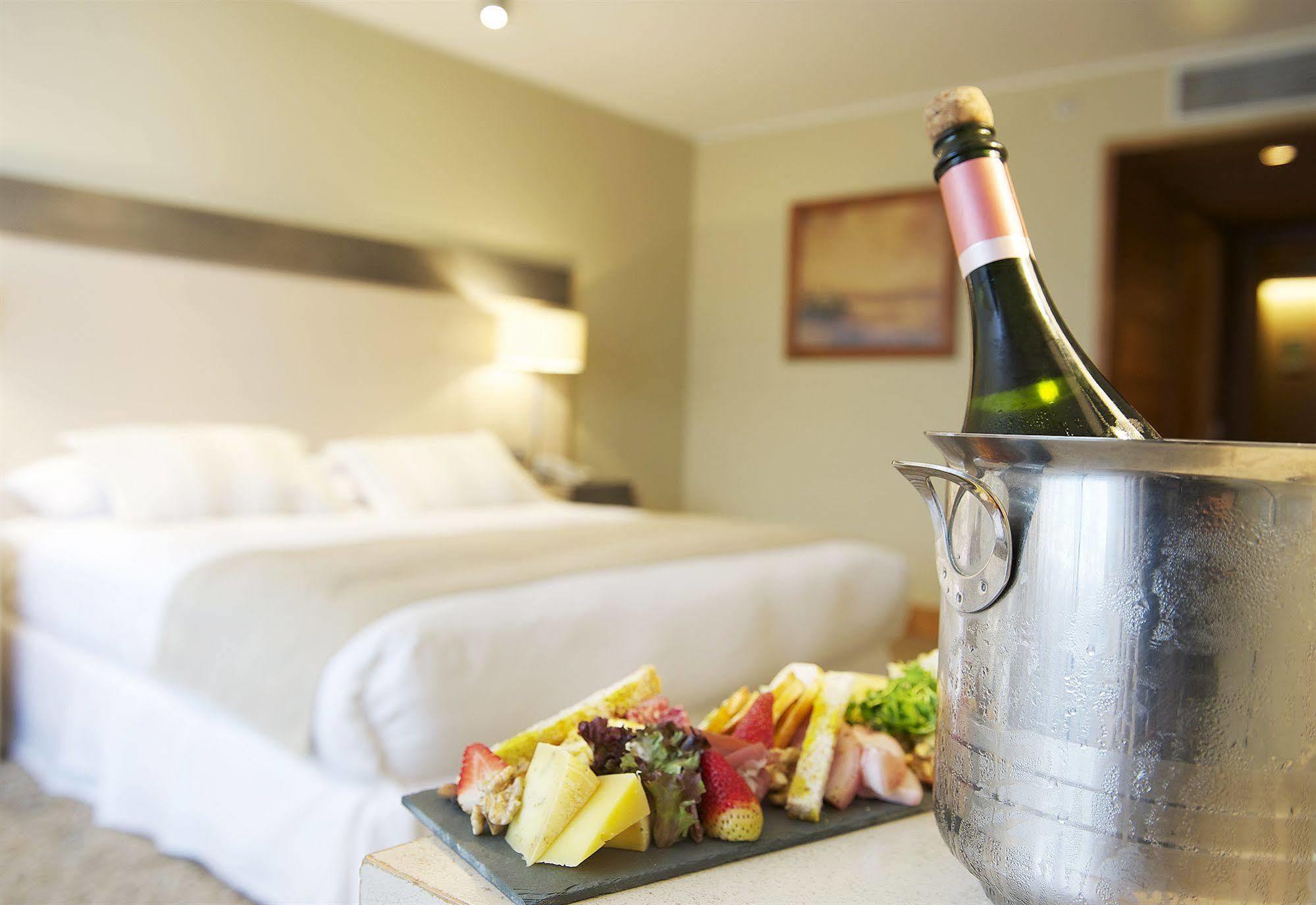 Radisson Hotel Puerto Varas Eksteriør billede A champagne bottle in a cooler