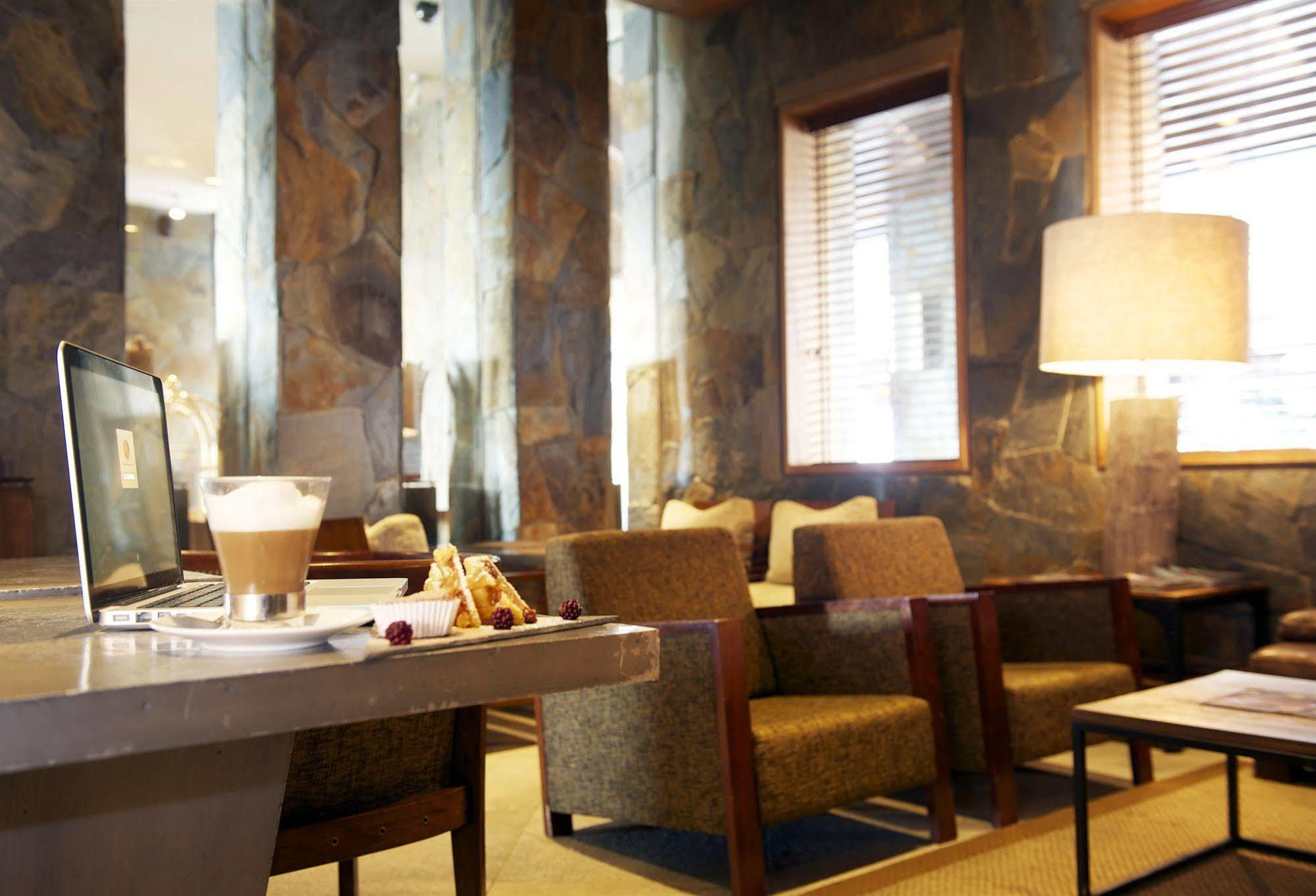 Radisson Hotel Puerto Varas Eksteriør billede The lounge at the airport