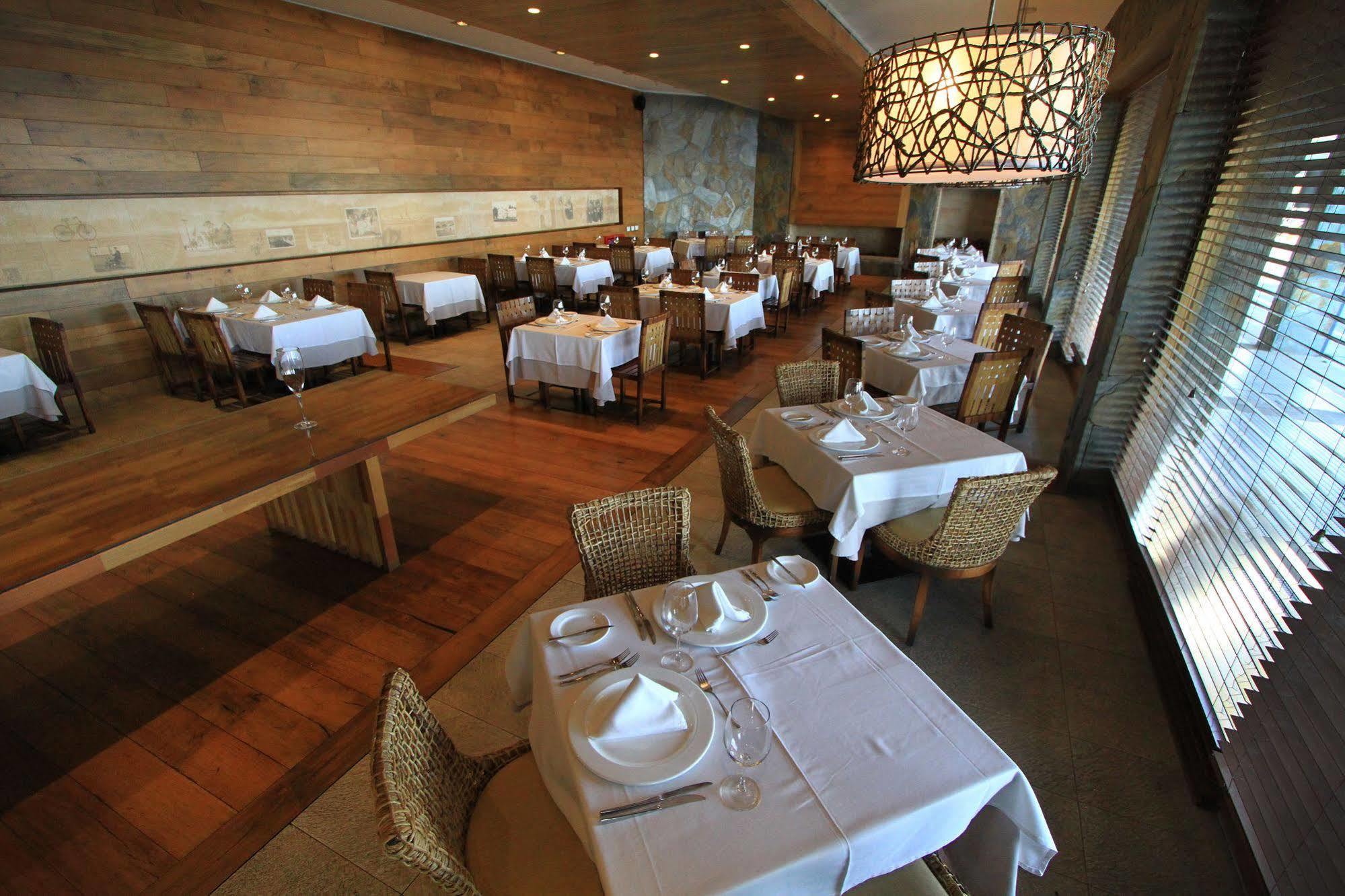 Radisson Hotel Puerto Varas Eksteriør billede Interior of the restaurant