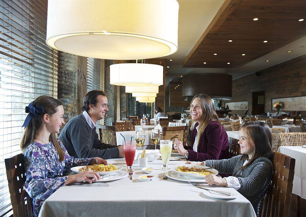 Radisson Hotel Puerto Varas Eksteriør billede Family dining at the restaurant